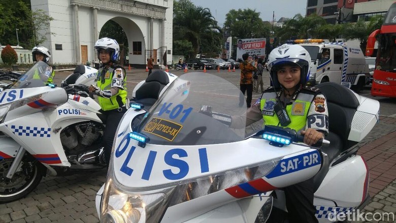 Atraksi Moge di Hari Ibu, Polwan Cantik ini Bikin Salah Fokus Atraksi Moge di Hari Ibu, Polwan Cantik ini Bikin Salah Fokus