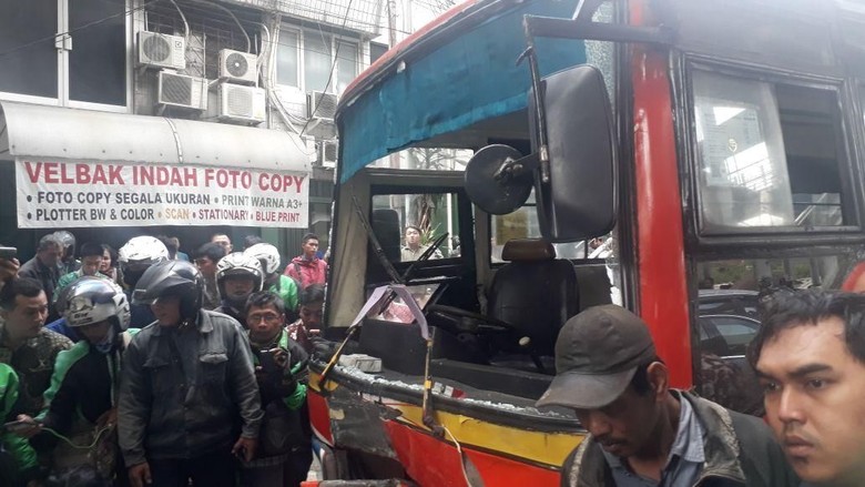 Metromini Tabrak Sejumlah Motor: 1 Orang Tewas, 3 Korban Luka-luka Metromini Tabrak Sejumlah Motor: 1 Orang Tewas, 3 Korban Luka-luka