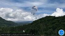 Gunung Agung Kembali Erupsi, Sempat Semburkan Asap 2,5 Km Gunung Agung Ke mbali Erupsi, Sempat Semburkan Asap 2,5 Km