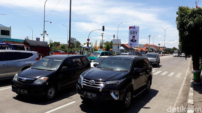 Tol Brexit Padat, Petugas Terapkan Contraflow Tol Brexit Padat, Petugas Terapkan Contraflow