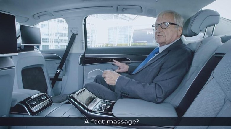 Asyiknya Bisa Pijat Kaki di Dalam Mobil Ini Asyiknya Bisa Pijat Kaki di Dalam Mobil Ini