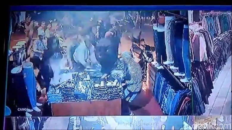 Polisi Sita Sajam Hingga Celana Jins yang Dijarah Geng Motor di Depok Polisi Sita Sajam Hingga Celana Jins yang Dijarah Geng Motor di Depok