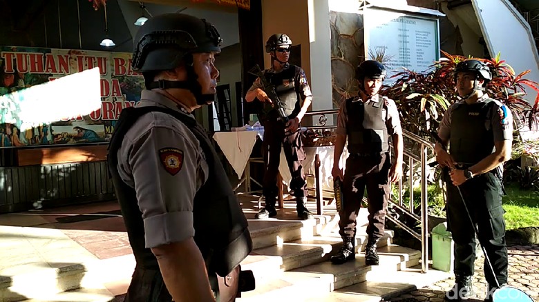 Jelang Misa Natal, Polisi Sisir 5 Gereja dengan Metal Detector