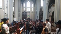 Foto: Anjing Pelacak Dikerahkan Sisir Gereja Katedral Foto: Anjing Pelacak Dikerahkan Sisir Gereja Katedral