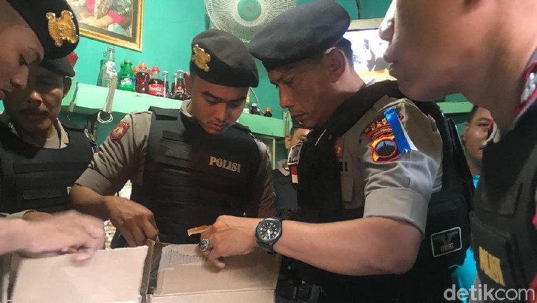 Razia Kawasan Lokalisasi di Pati, Polisi Sita Ratusan Botol Miras