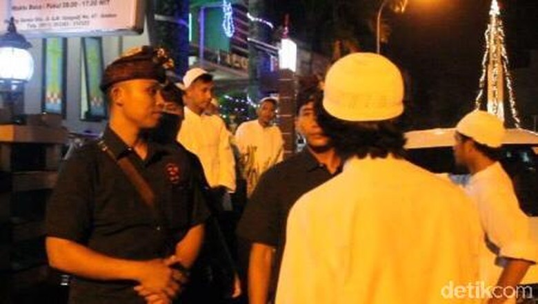 Remaja Masjid dan Pecalang di Ambon Ikut Amankan Misa Natal Remaja Masjid dan Pecalang di Ambon Ikut Amankan Misa Natal