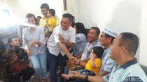 Di Rumah Pengawalnya yang Kristiani, Sandi Nyanyi Lagu Natal Di Rumah Pengawalnya yang Kristiani, Sandi Nyanyi Lagu Natal