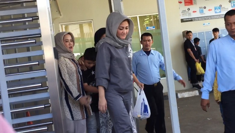 Jenguk ke Rutan KPK, Deisti Bawakan Bihun Bebek Kesukaan Novanto Jenguk ke Rutan KPK, Deisti Bawakan Bihun Bebek Kesukaan Novanto