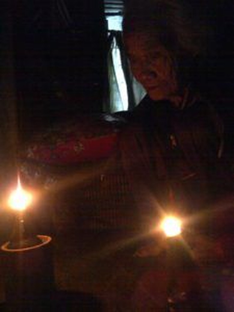 Air Mata Nenek Tangsi yang Rayakan Natal Hanya Ditemani Anjingnya Air Mata Nenek Tangsi yang Rayakan Natal Hanya Ditemani Anjingnya