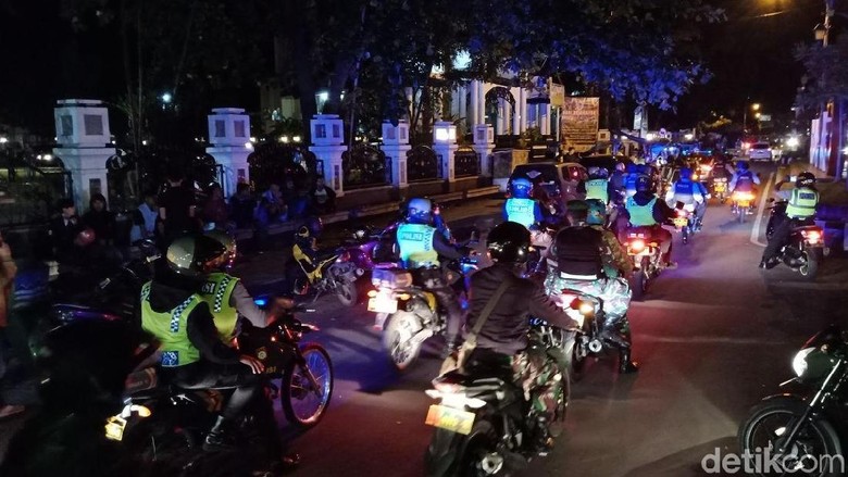 Amankan Misa Natal, TNI dan Polri di Garut Patroli Bareng Naik Motor Amankan Misa Natal, TNI dan Polri di Garut Patroli Bareng Naik Motor