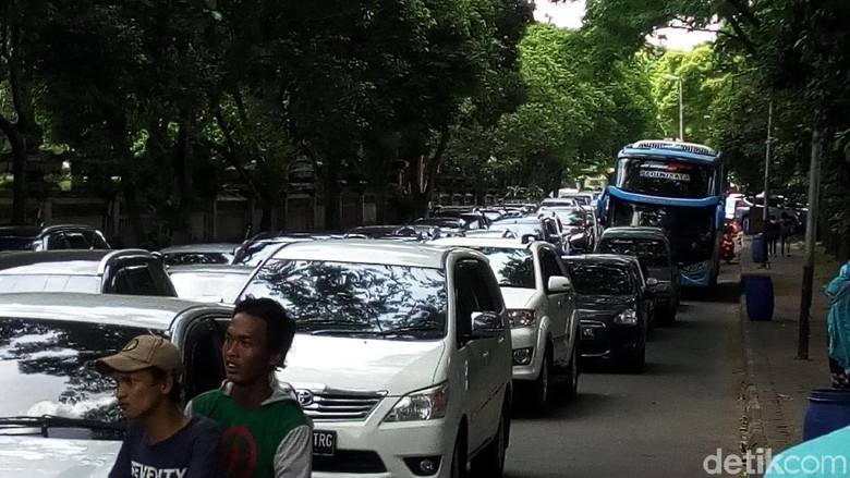 Kedipkan Hazard, Begini Cara Pengendara Ucapkan Terima Kasih di Jalan Kedipkan Hazard, Begini Cara Pengendara Ucapkan Terima Kasih di Jalan