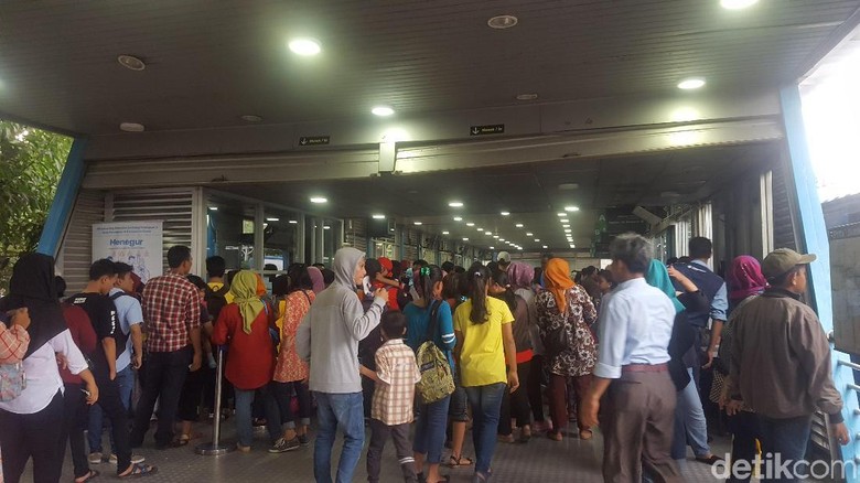 Pulang dari Ragunan, Pengunjung Penuhi Halte TransJ Pulang dari Ragunan, Pengunjung Penuhi Halte TransJ