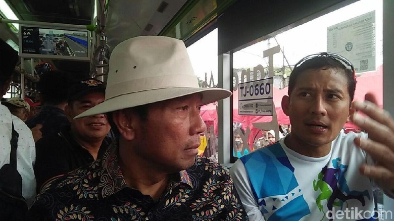 Saat Sandiaga-Lulung Jajal Bus Tanah Abang Explorer Saat Sandiaga-Lulung Jajal Bus Tanah Abang Explorer