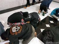 Haru Anggota Geng Motor Minta Maaf Pada Ibu Di Kantor Polisi