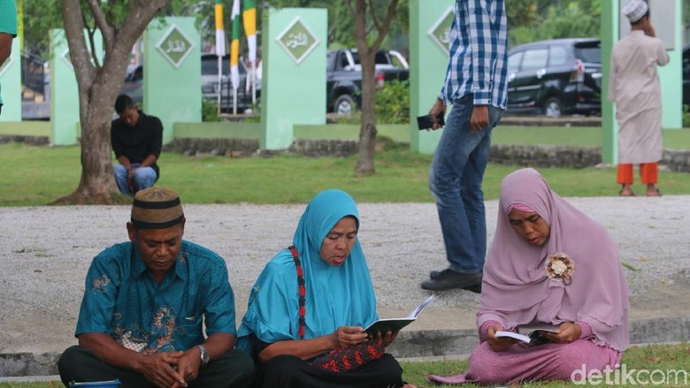 Foto: Tangis Warga Aceh di Kuburan Massal Korban Tsunami Foto: Tangis Warga Aceh di Kuburan Massal Korban Tsunami