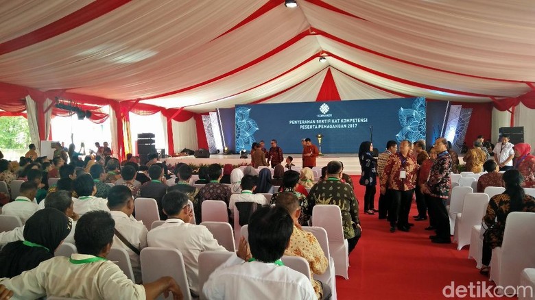Jokowi akan Serahkan Sertifikat Kompetensi ke 3.000 Peserta Magang Jokowi akan Serahkan Sertifikat Kompetensi ke 3.000 Peserta Magang