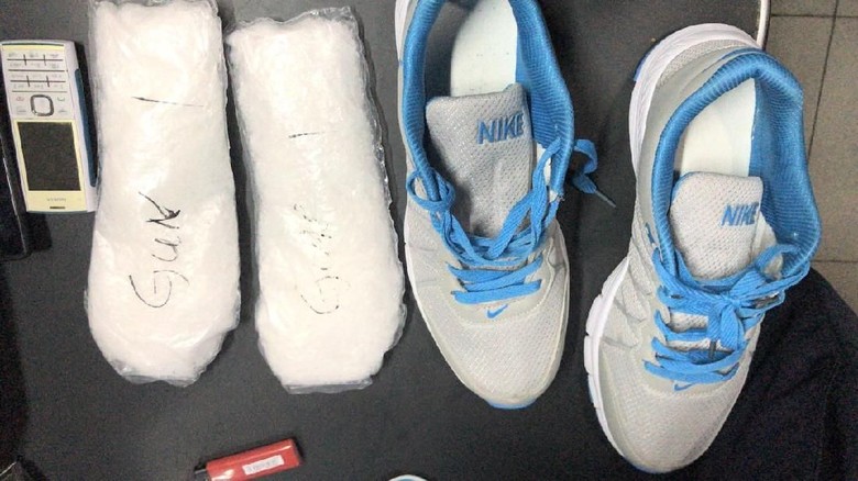 Pakai Sepatu Seharga Rp 500 Juta, Suprianto Diamankan di Batam Pakai Sepatu Seharga Rp 500 Juta, Suprianto Diamankan di Batam