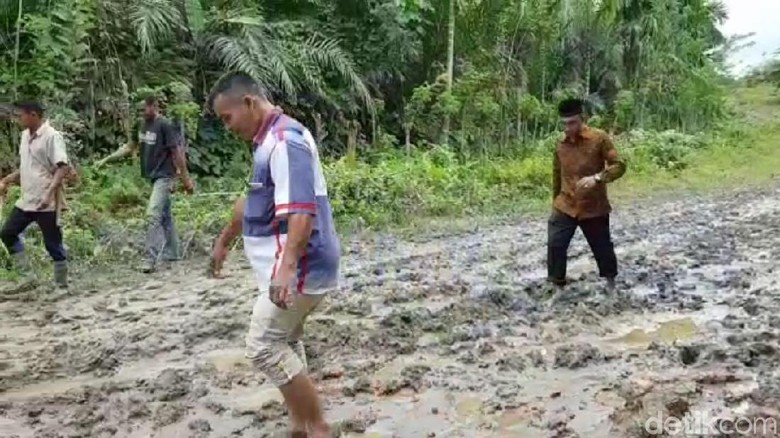 Kondisi Jalan Menuju Makam Cut Meutia di Aceh Utara Memprihatinkan