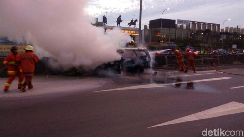 Kebakaran Mobil di Tol JORR Cengkareng, 1 Orang Tewas Kebakaran Mobil di Tol JORR Cengkareng, 1 Orang Tewas