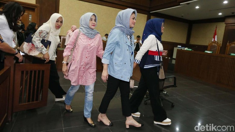 Saat Ny Deisti Masuk-Keluar Ruang Sidang Lewat Pintu Samping Hakim Saat Ny Deisti Masuk-Keluar Ruang Sidang Lewat Pintu Samping Hakim