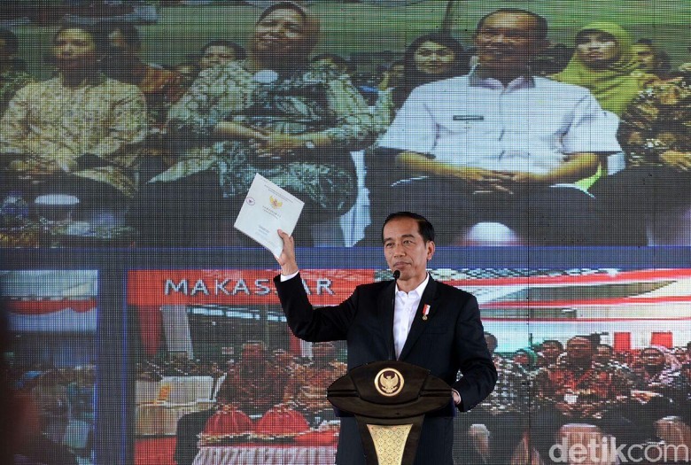 Kejar Setoran, Jokowi Perintahkan Menteri Bagikan Sertifikat Tanah Kejar Setoran, Jokowi Perintahkan Menteri Bagikan Sertifikat Tanah