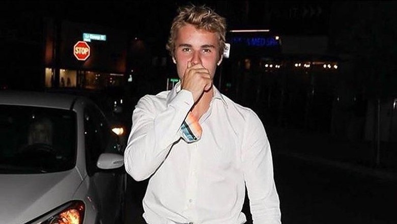 Justin Bieber Datang ke Konser Craig David dengan Wanita Misterius Justin Bieber Datang ke Konser Craig David dengan Wanita Misterius