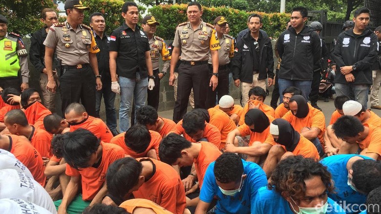 647 Preman Ditangkap di Jakarta Barat, Samurai hingga Senpi Disita 647 Preman Ditangkap di Jakarta Barat, Samurai hingga Senpi Disita