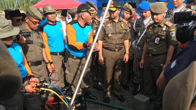 Saat Anies Jajal Peralatan Milik Satpol PP DKI Saat Anies Jajal Peralatan Milik Satpol PP DKI