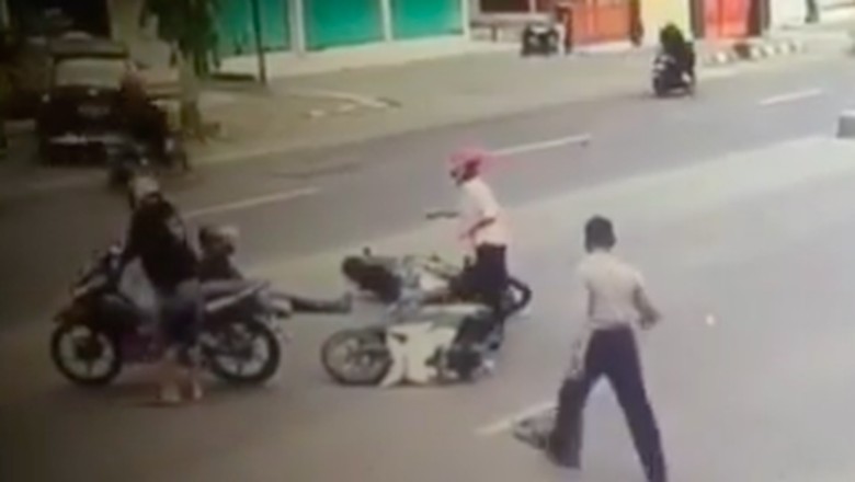 Waduh, Emak-emak Mau Belok Kanan Bikin Kecelakaan Waduh, Emak-emak Mau Belok Kanan Bikin Kecelakaan
