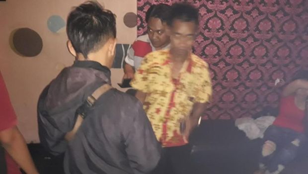 Penampakan normal wajah pemandu lagu (baju merah)