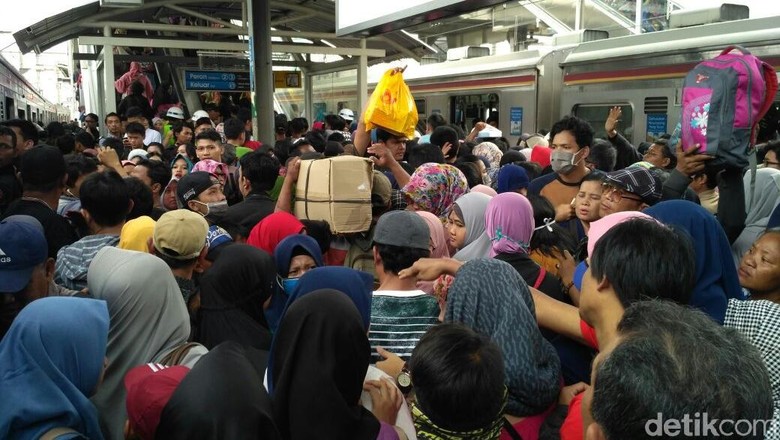 Libur Tahun Baru, Stasiun Tanah Abang Disesaki Penumpang Libur Tahun Baru, Stasiun Tanah Abang Disesaki Penumpang