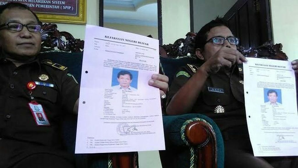 Kejari Blitar Tahan Bendahara KPUD Kabupaten Blitar Kejari Blitar Tahan Bendahara KPUD Kabupaten Blitar