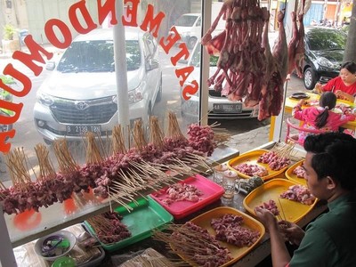 Menikmati Sate Kambing Muda Langganan Artis di Tegal Menikmati Sate Kambing Muda Langganan Artis di Tegal