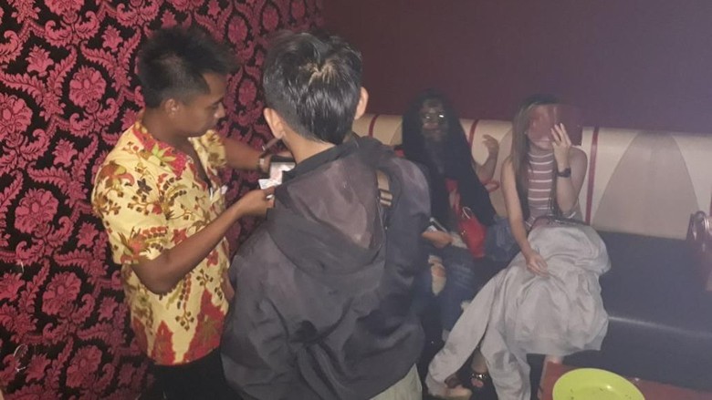 Wajah Pemandu Lagu Seperti Hantu, Ini Kata Paranormal Wajah Pemandu Lagu Seperti Hantu, Ini Kata Paranormal