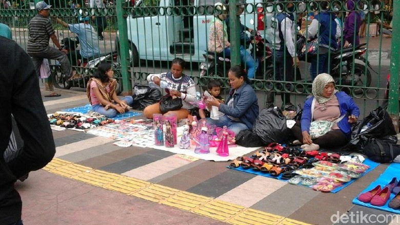 Satpol PP Usir PKL Tanah Abang yang Jualan di Trotoar Satpol PP Usir PKL Tanah Abang yang Jualan di Trotoar