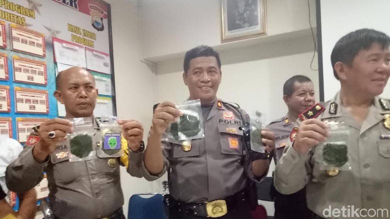Polisi Amankan 200 Gram Ganja Gorilla untuk Pesta Tahun Baru di Makassar Polisi Amankan 200 Gram Ganja Gorilla untuk Pesta Tahun Baru di Makassar