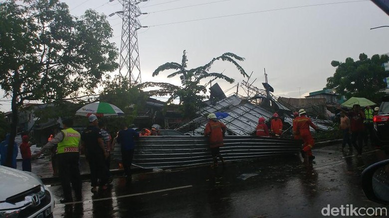 Atap Bangunan Roboh di Pramuka, Jalur Lambat ke Matraman Ditutup Atap Bangunan Roboh di Pramuka, Jalur Lambat ke Matraman Ditutup