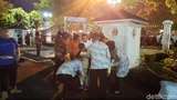 Gerbang Dibuka, Jokowi Ajak Warga Foto di Dalam Gedung Agung Gerbang Dibuka, Jokowi Ajak Warga Foto di Dalam Gedung Agung