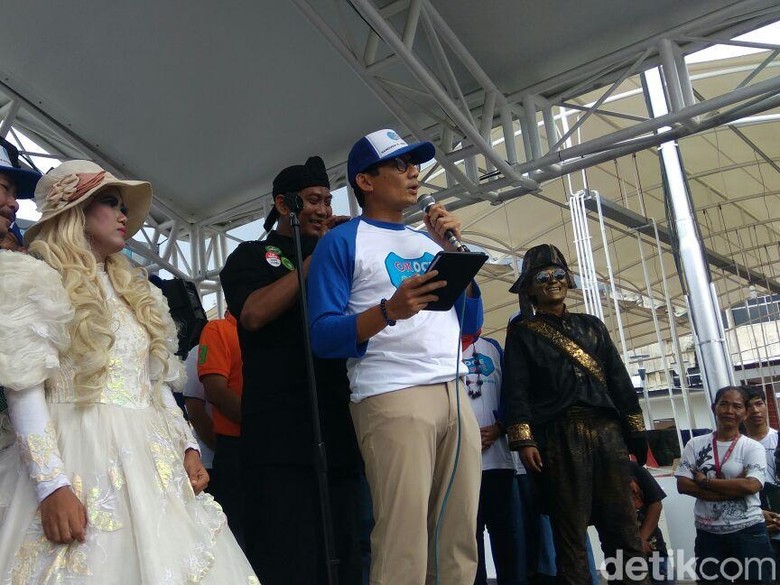 Saat Sandiaga Asyik Dipijat di Pidato Peresmian OK OCE Smart Saat Sandiaga Asyik Dipijat di Pidato Peresmian OK OCE Smart