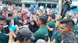 Aneka Gaya Warga Abadikan Momen Jokowi Jalan-jalan di Malioboro Aneka Gaya Warga Abadikan Momen Jokowi Jalan-jalan di Malioboro