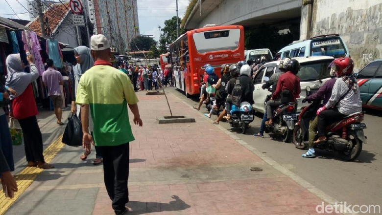 Dijaga Petugas, Trotoar Depan Stasiun Tanah Abang Bersih dari PKL Dijaga Petugas, Trotoar Depan Stasiun Tanah Abang Bersih dari PKL