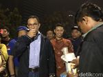 Sapa Tukang Kopi Keliling Usai Tahun Baru, Anies Seruput Sereal