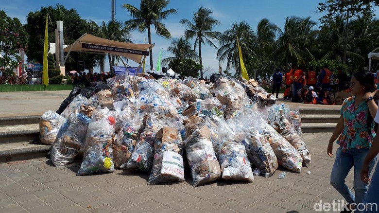 Sampah yang Dikumpulkan Pengunjung di Pantai Ancol Capai 1 Ton