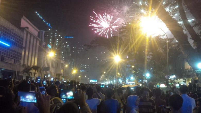 Warga Menyemut di Lapangan Merdeka, Tahun Baru di Medan Meriah Warga Menyemut di Lapangan Merdeka, Tahun Baru di Medan Meriah