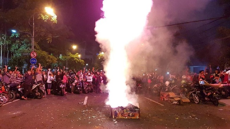Serunya Pesta Kembang Api Tahun Baru di Depan Balai Kota Surabaya