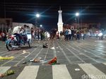 Sisa Perayaan Tahun Baru di Tugu Yogya, Sampah di Mana-mana Sisa Perayaan Tahun Baru di Tugu Yogya, Sampah di Mana-mana