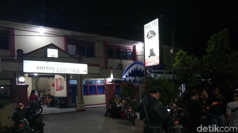 Polisi Buru Pelempar Bom Molotov di Mapolsek Bontoala Makassar Polisi Buru Pelempar Bom Molotov di Mapolsek Bontoala Makassar