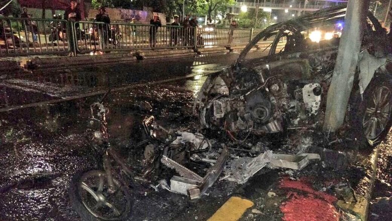 Sedan dan Motor Terbakar dalam Kecelakaan di Tanah Abang