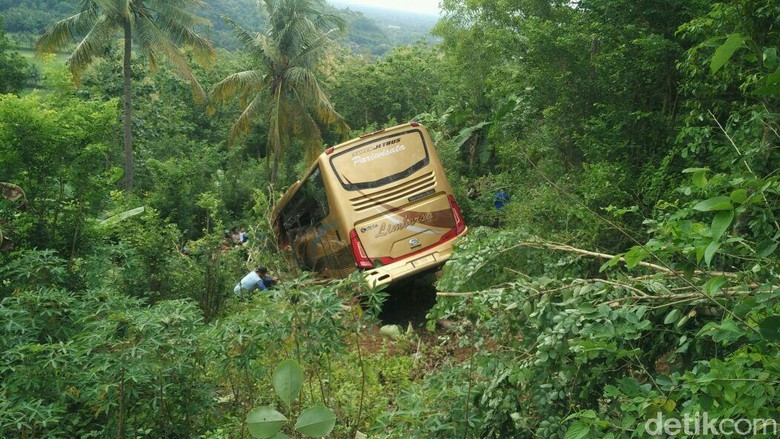 Bus Pariwisata Kecelakaan Masuk Jurang di Bantul