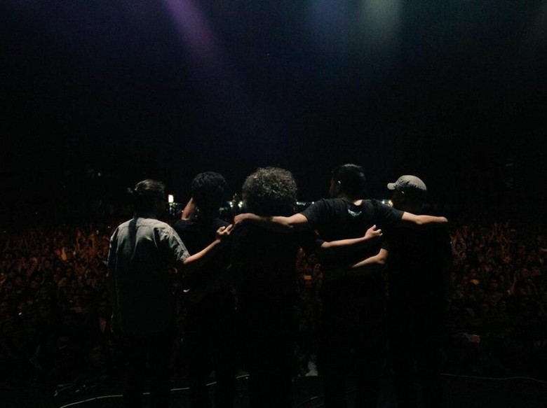 Saling Rangkul, Payung Teduh Sebut 2017 Tahun yang Baik Saling Rangkul, Payung Teduh Sebut 2017 Tahun yang Baik